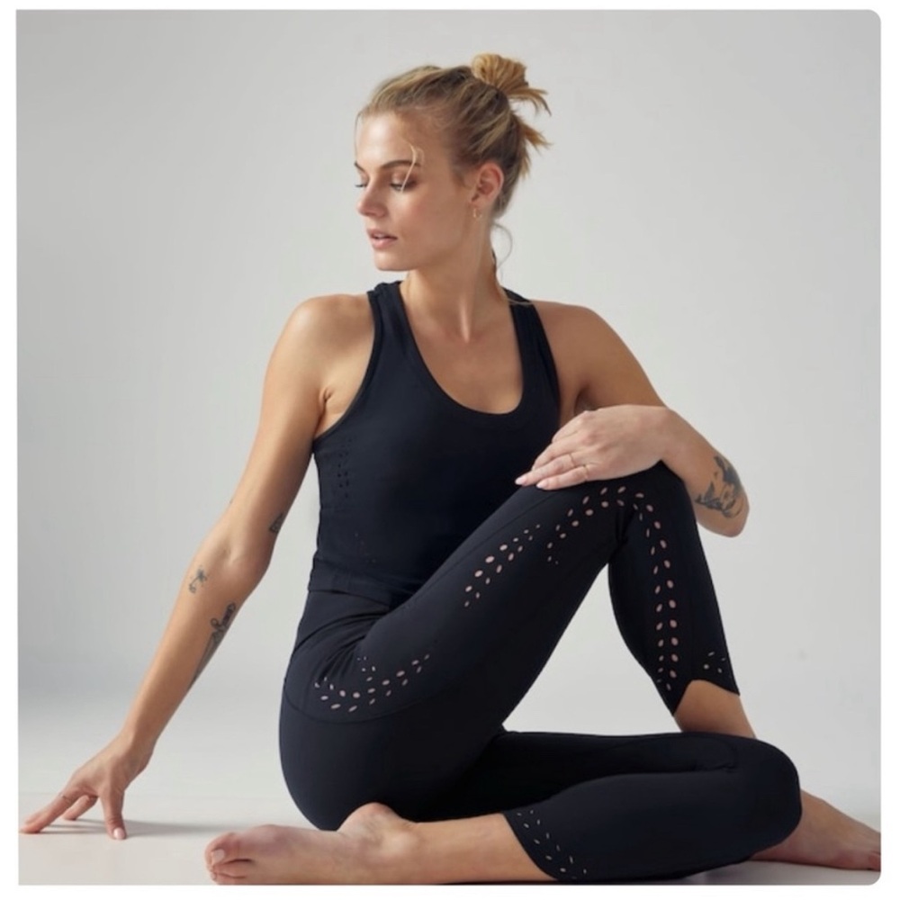 Athleta salutation stash pocket 7/8 tight 
Laser cut black